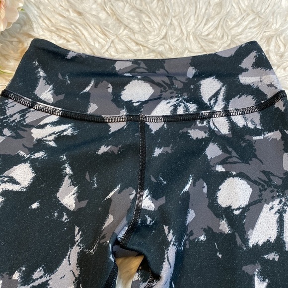 Beyond Yoga Shadow Splatter High Rise 7/8 Leggings sz XS - Picture 2 of 8